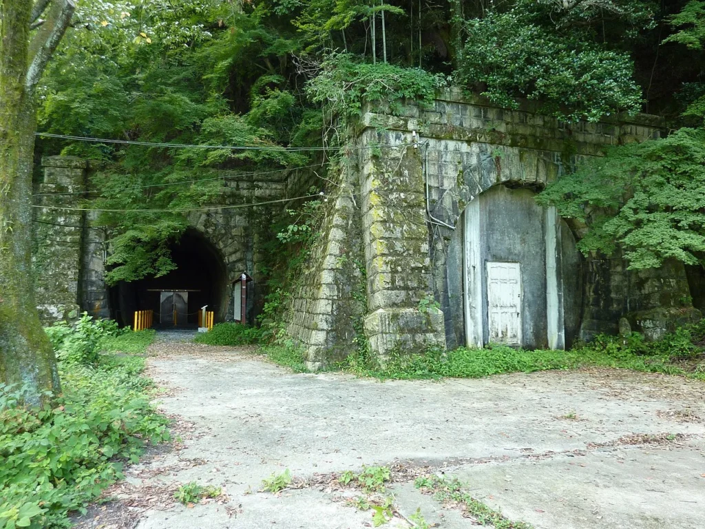 旧逢坂山トンネルの東口