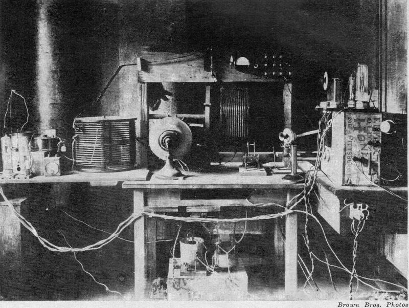 1920年のフランク・コンラッドの実験ラジオ局8XKの写真