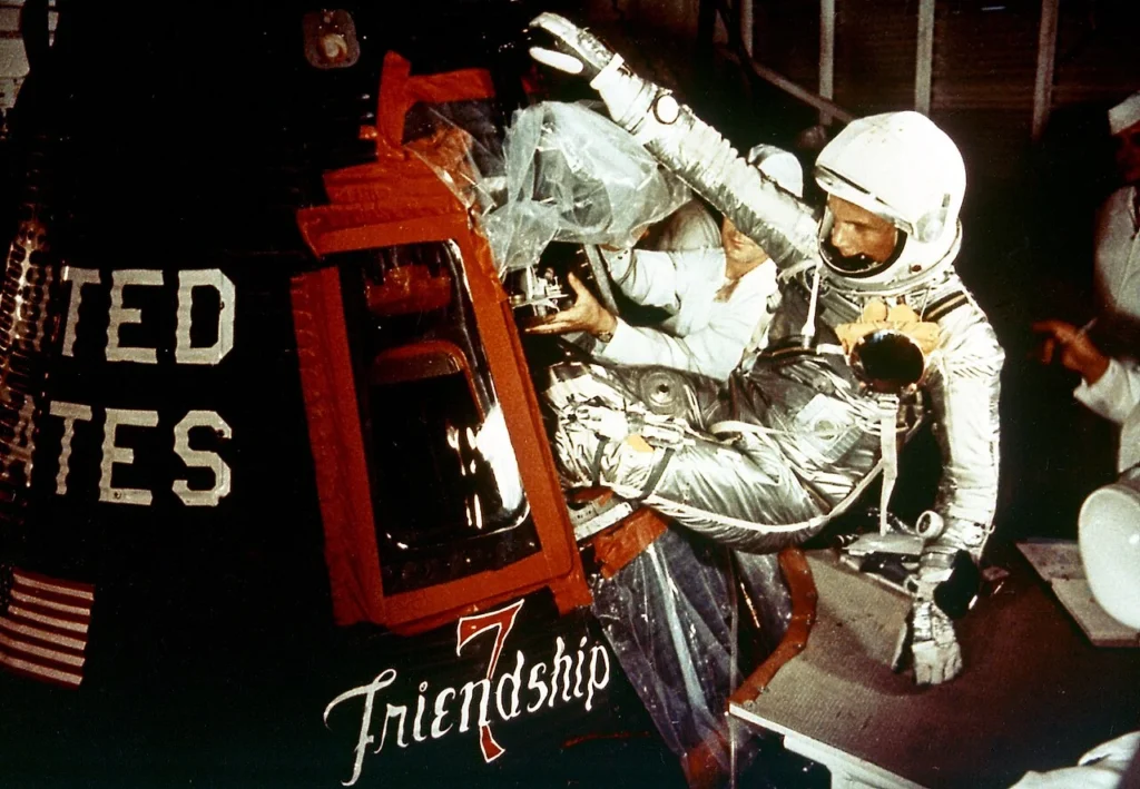 宇宙船フレンドシップ7に乗り込む宇宙飛行士ジョン・グレン