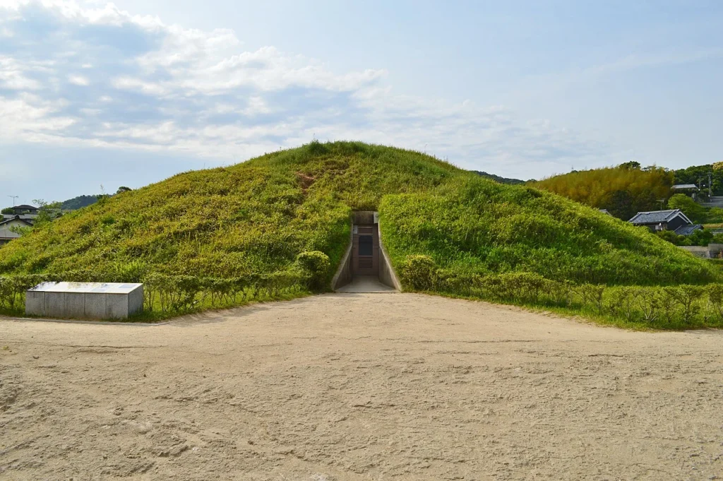 藤ノ木古墳の墳丘と石室の入り口の写真