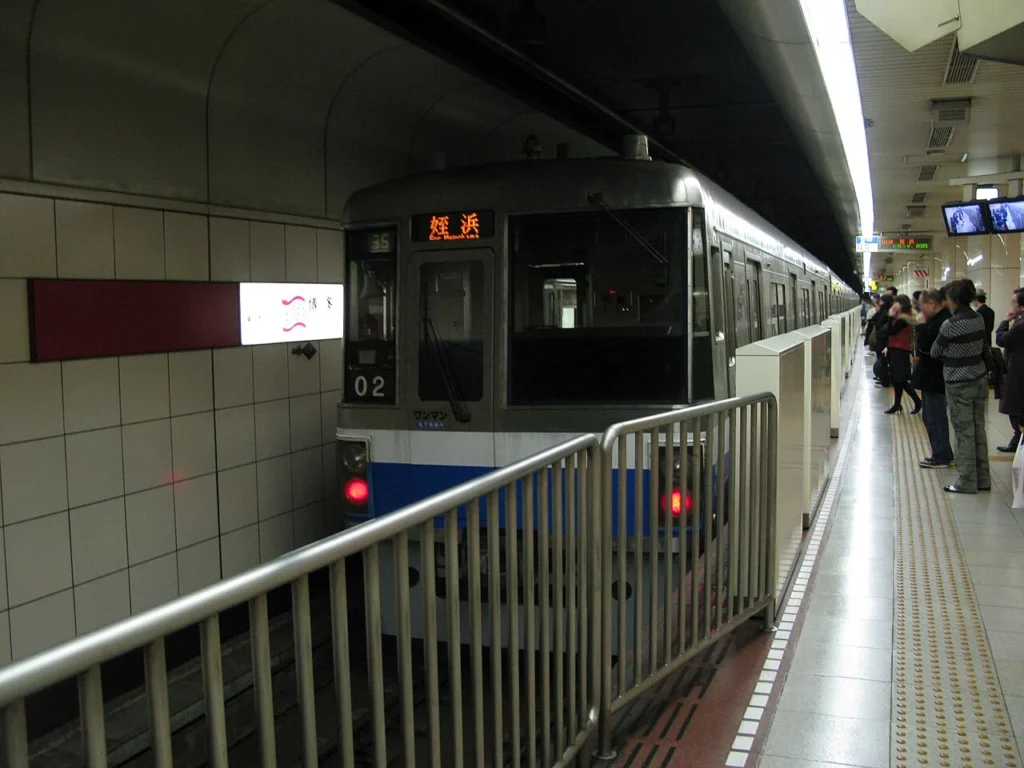 博多駅に停車する福岡市地下鉄1000系電車