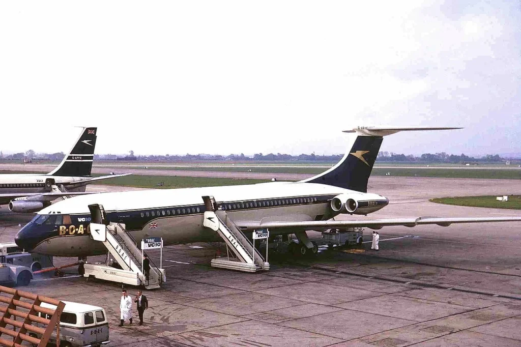 ロンドン・ヒースロー空港に駐機するBOAC機と事故機G-APFE