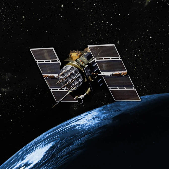 地球軌道上のGPSブロックIIA衛星を描いた画像