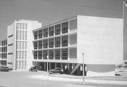1953年に撮影された琉球政府庁舎