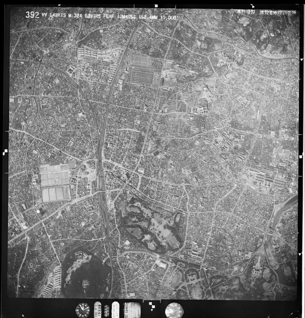 新宿駅西側に淀橋浄水場が写る1956年の航空写真