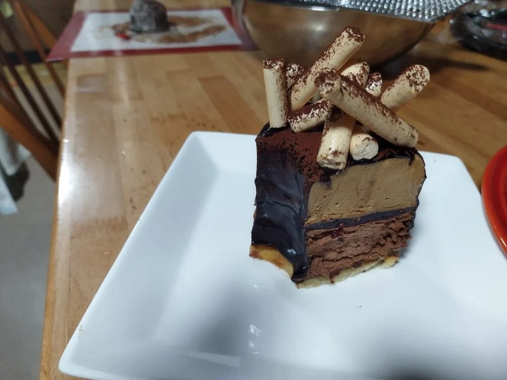 手作りのチョコレートケーキの写真