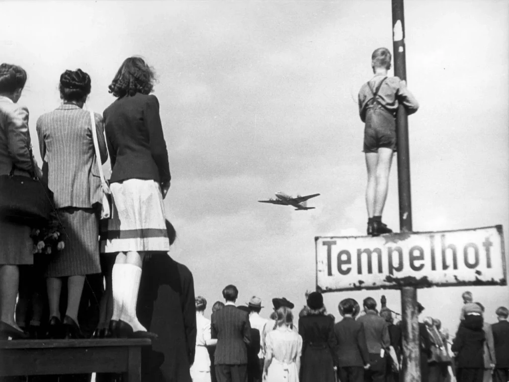 ベルリン空輸の輸送機を見守る市民