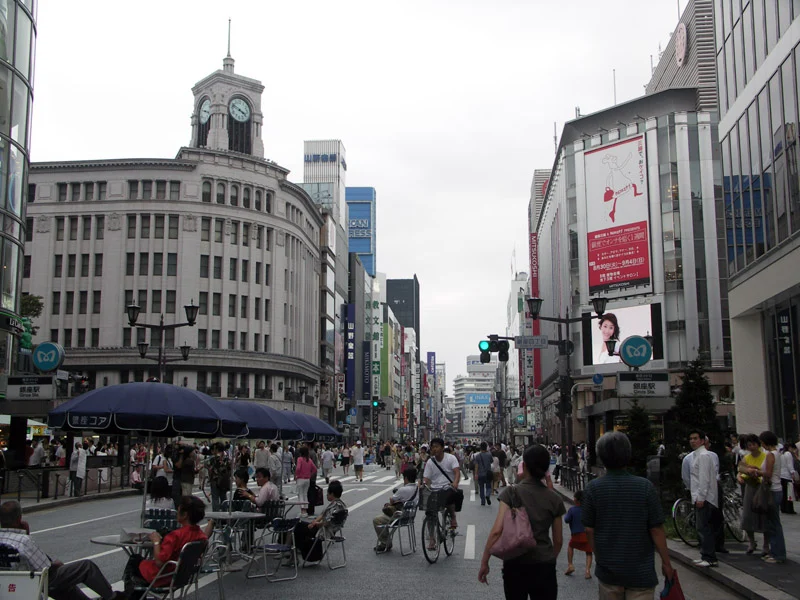 銀座・中央通りの歩行者天国の写真
