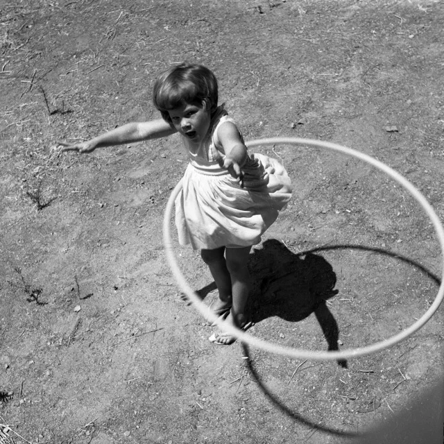 フラフープを回す子どもの写真