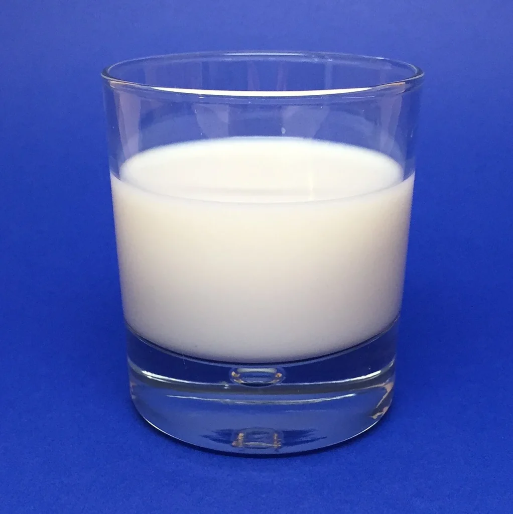 牛乳の入ったグラス