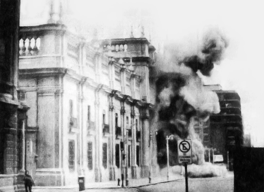 1973年9月11日の軍事クーデターで攻撃を受けるチリ大統領府