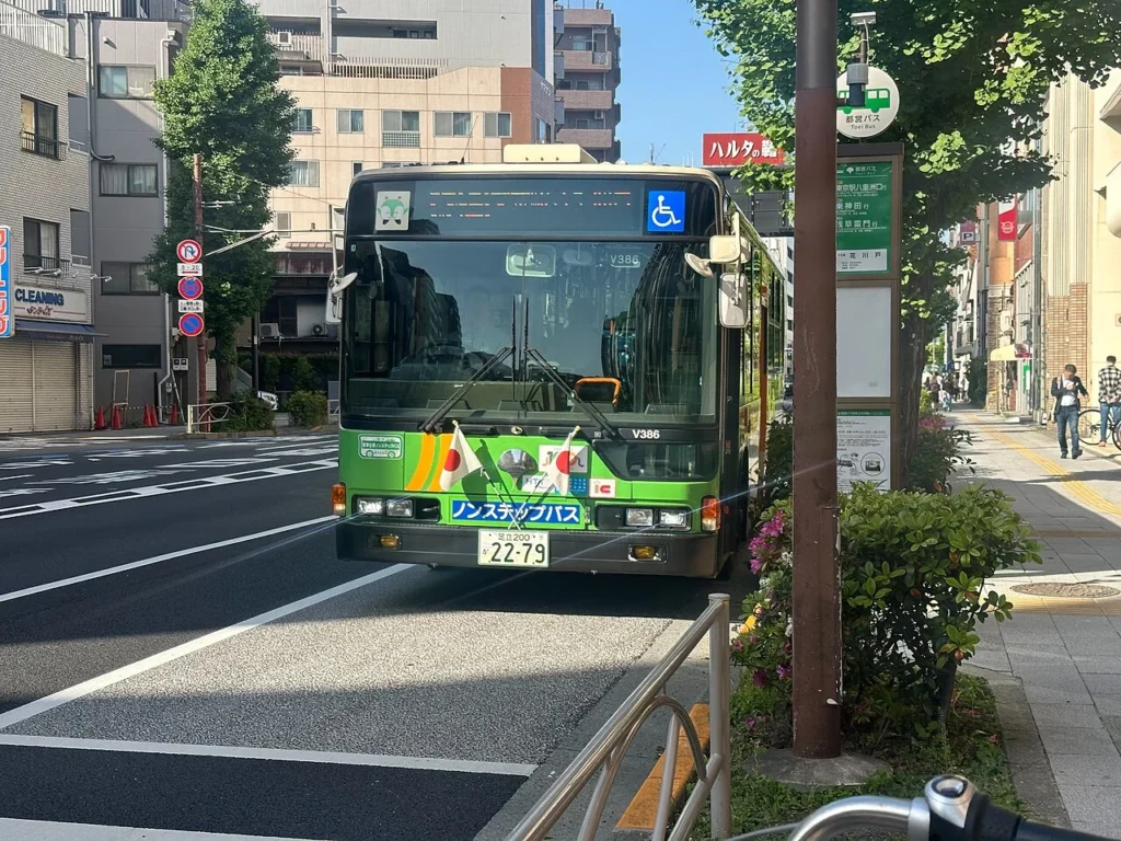 みどりの日に日の丸を掲げた東京都営バス