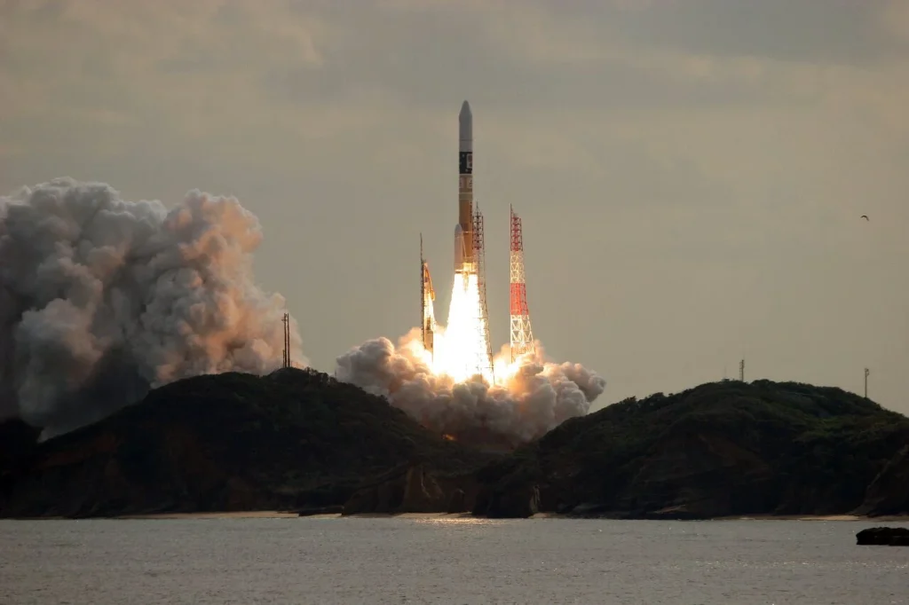 はやぶさ2を搭載して種子島宇宙センターから上昇するH-IIAロケット26号機