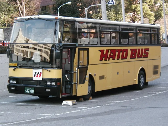 東京タワー駐車場に停車するはとバス