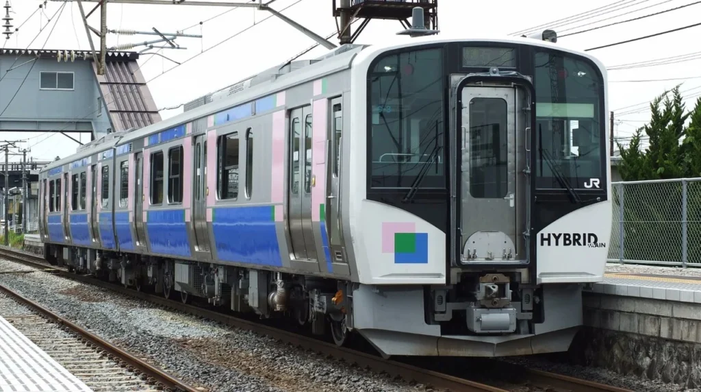 陸前山王駅を走る仙石東北ラインのHB-E210系車両