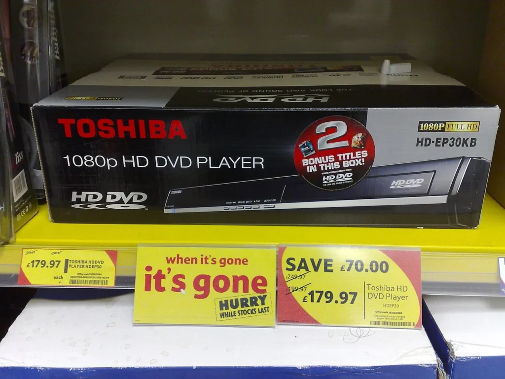 店頭で値下げ販売されている箱入りのHD DVDプレーヤー