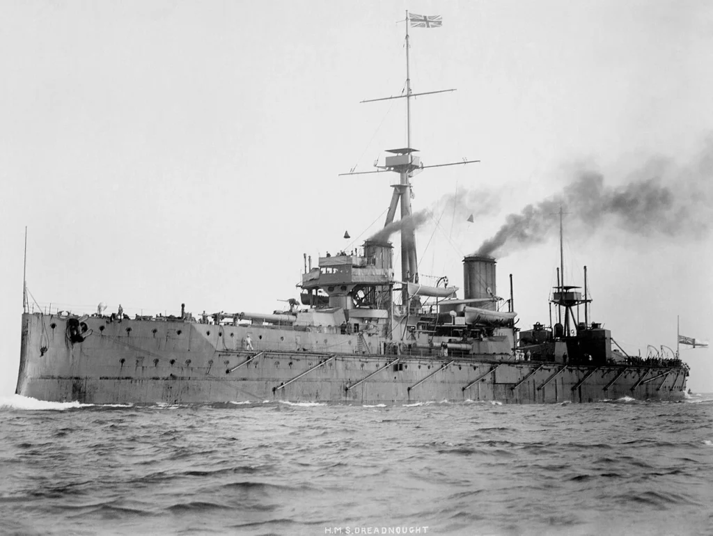 航行するイギリス海軍の戦艦ドレッドノート