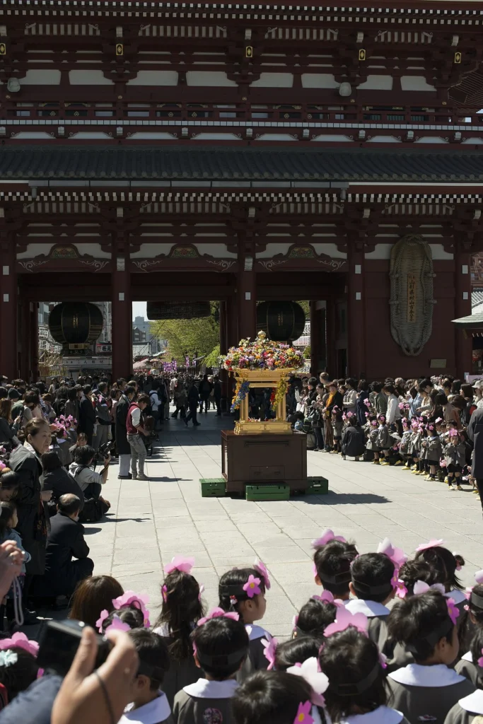 浅草寺の花祭りで行われる子どもたちの行列