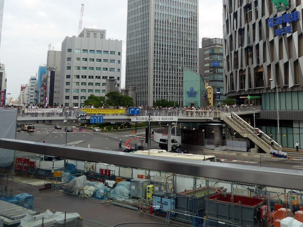 大阪・梅田の阪急阪神連絡歩道橋