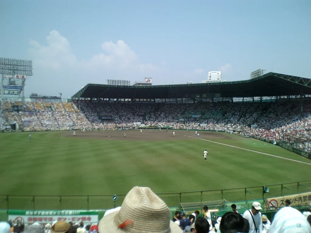 阪神甲子園球場のグラウンドとスタンド
