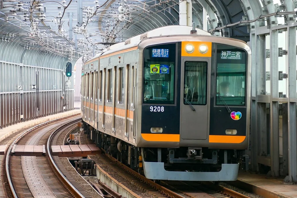 阪神なんば線の西九条駅に進入する阪神9000系電車