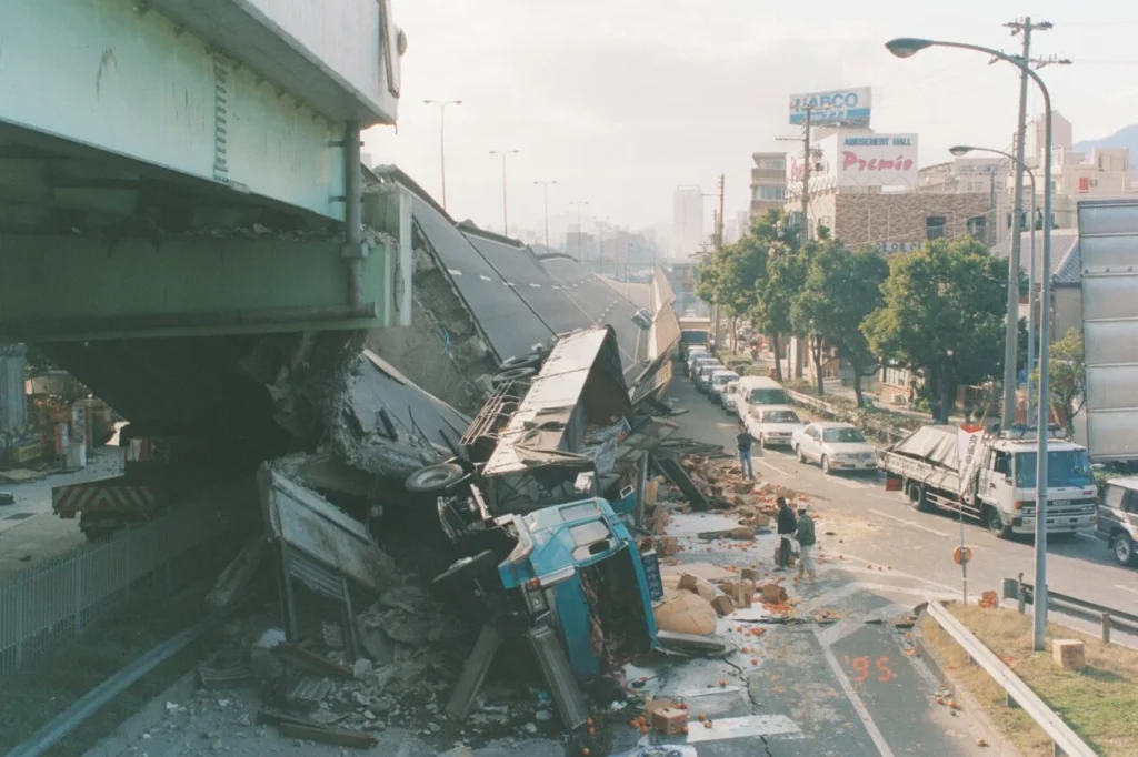 橋脚が折れて横倒しになった高速道路