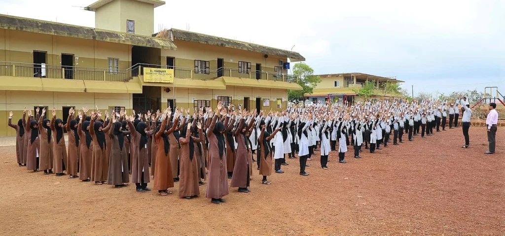 学校で実施された国際幸福デーの催しの写真