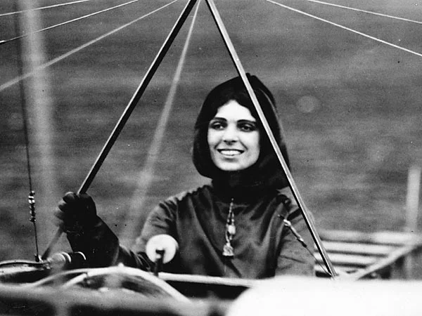 ブレリオ単葉機に乗る女性飛行士ハリエット・クインビー