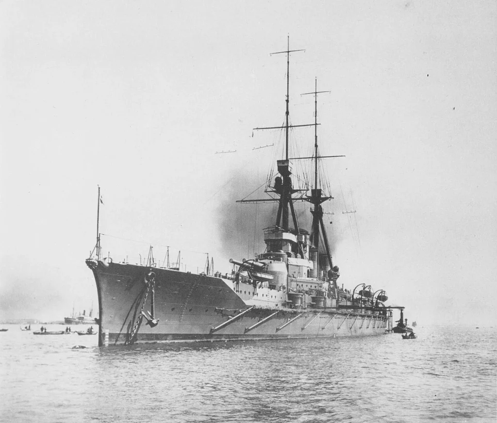 1915年に神戸沖に停泊する巡洋戦艦榛名