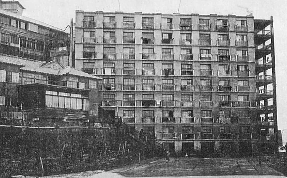1930年ごろの端島に建つ集合住宅