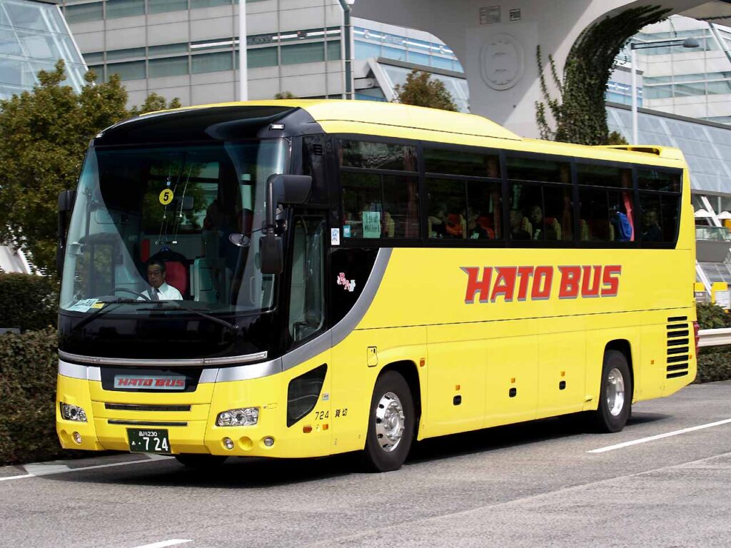 黄色い車体のはとバス観光バス