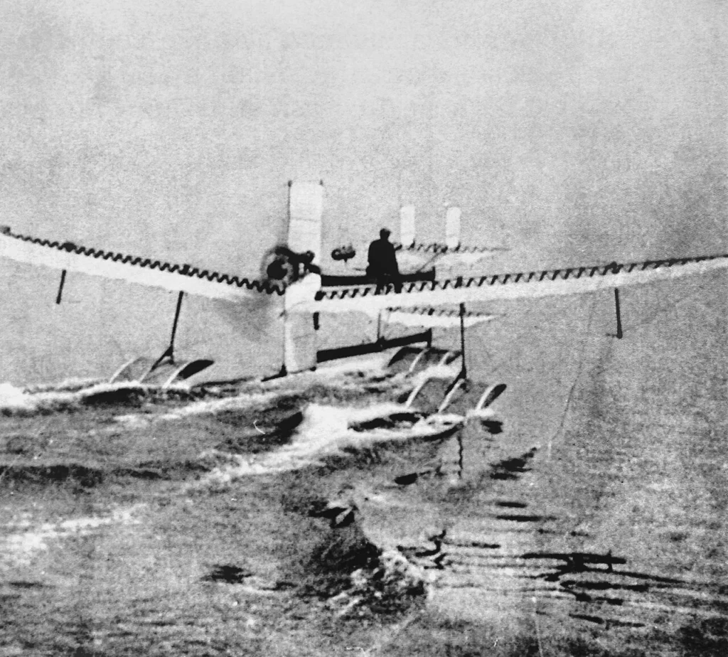 1910年3月28日に水上機に乗るアンリ・ファブル