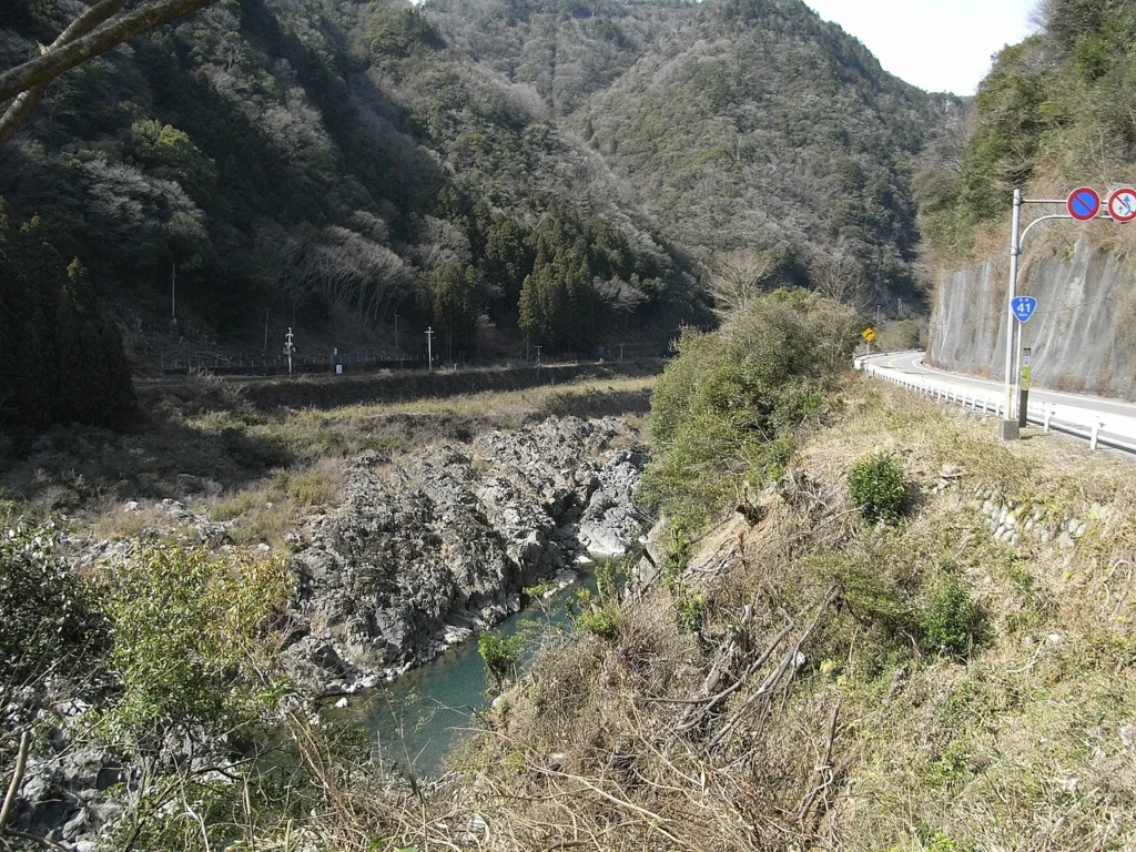 飛騨川バス転落事故が起きた付近の川と道路