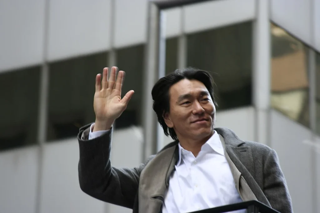 2009年のワールドシリーズ優勝パレードで観衆に手を振る松井秀喜