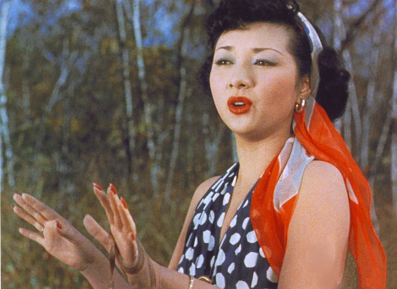 映画カルメン故郷に帰るでカルメンを演じる高峰秀子