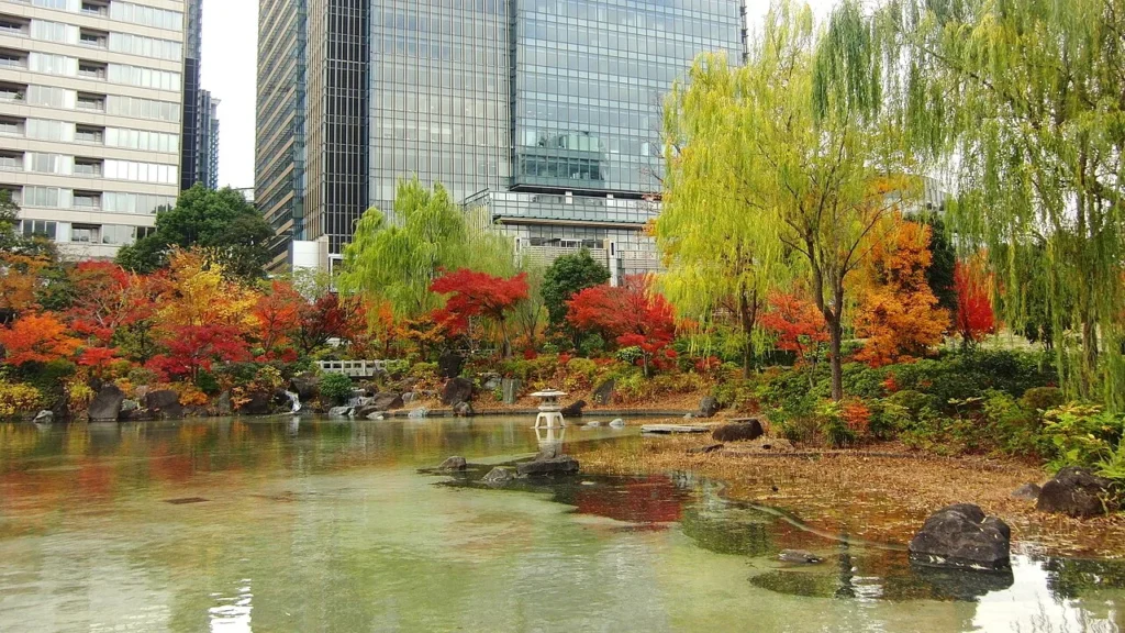 東京都港区赤坂にある檜町公園の池の写真