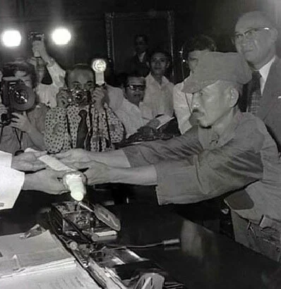フィリピンのマルコス大統領に軍刀を差し出す小野田寛郎