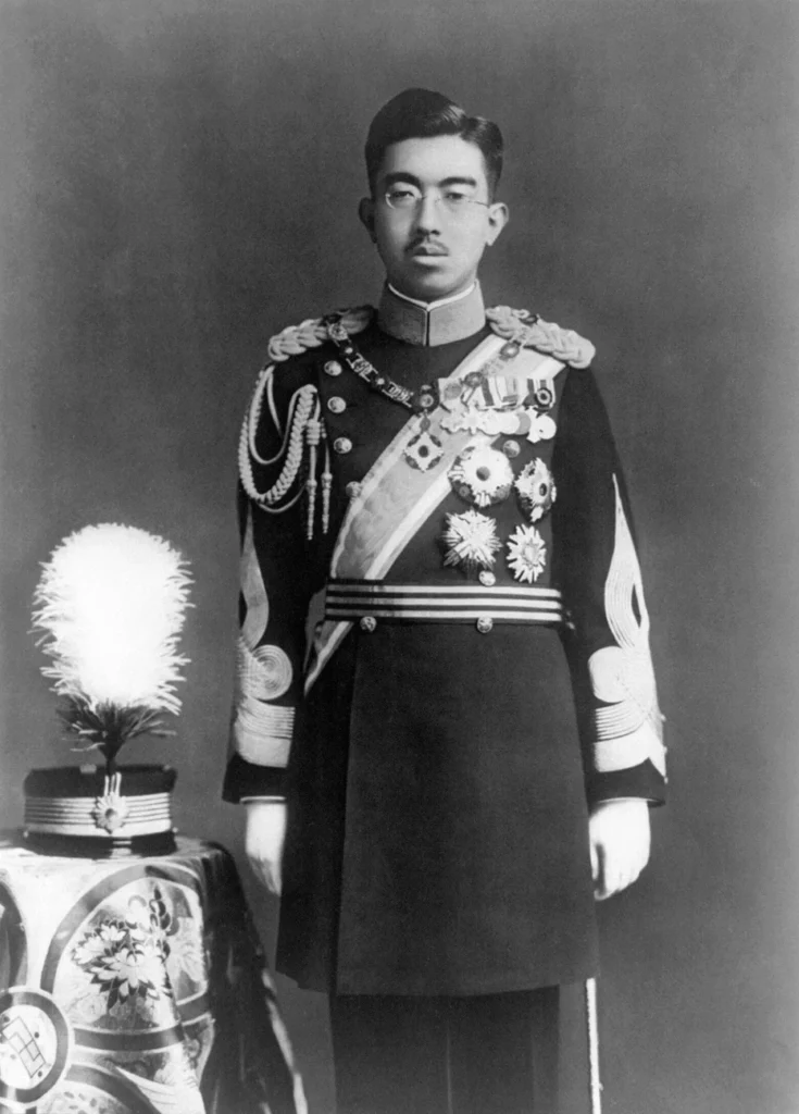 正装した昭和天皇の公式肖像写真