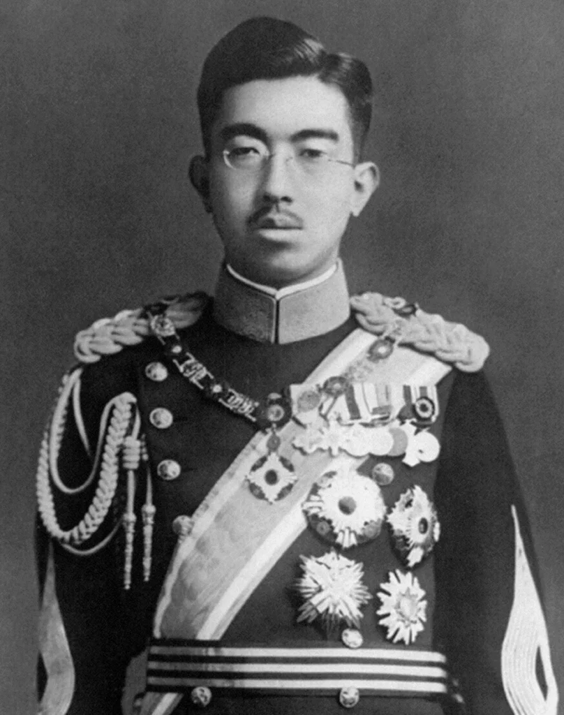 正装姿の昭和天皇の肖像写真