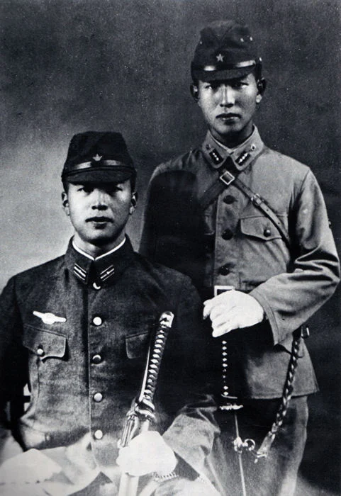 軍服姿の小野田寛郎と弟の滋郎