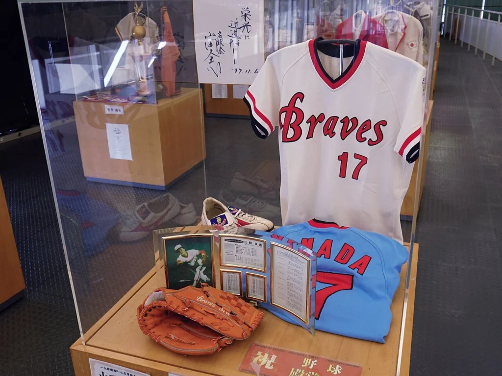 展示されている阪急ブレーブス時代の山田久志のユニフォーム