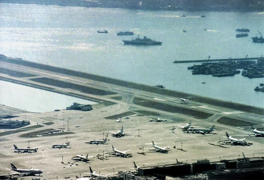 香港の市街地と啓徳空港を北側から望む写真