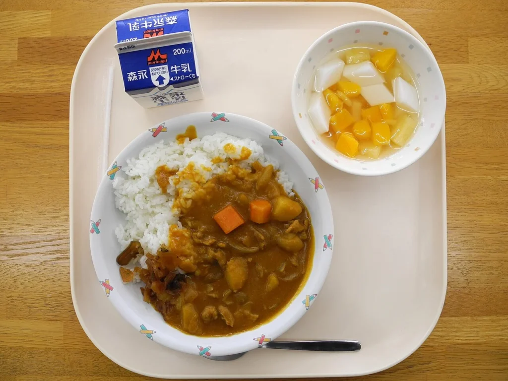 秋田県由利本荘市の小学校で提供されたチキンカレー給食