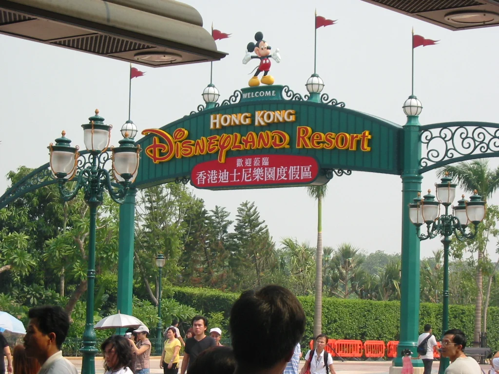 開園直前の香港ディズニーランド・リゾート入口