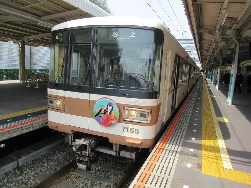 谷上駅に停車する北神急行電鉄7000系電車