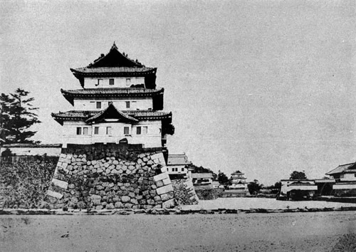 1868年に撮影された江戸城本丸の巽櫓