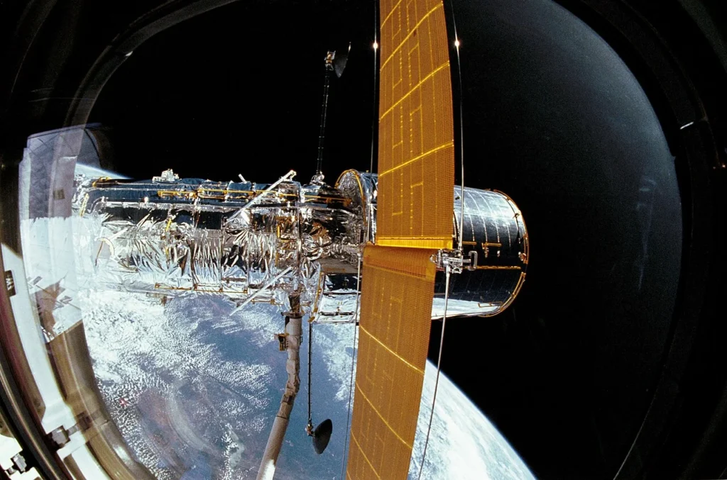 スペースシャトル・ディスカバリーから展開されるハッブル宇宙望遠鏡