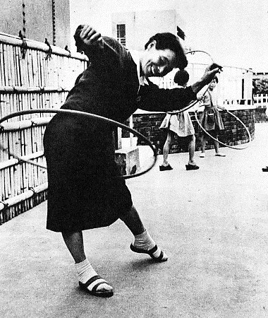1958年ごろの日本でフラフープを楽しむ人々