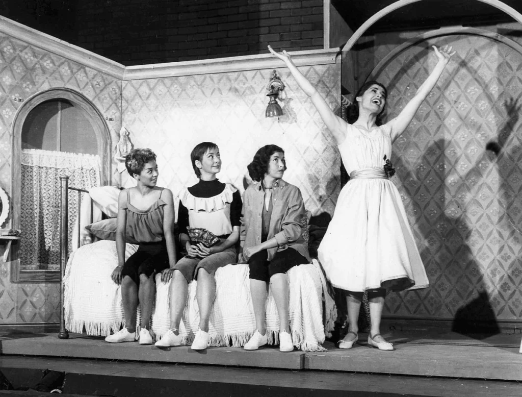 1957年の舞台「ウエスト・サイド物語」のミュージカル場面を撮影した写真