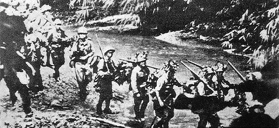 インパール作戦中にジャングルを進む日本陸軍第31師団